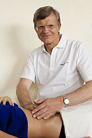 Dr. Sepp Fegerl – Ärztliche Leitung & Kurarzt bei einer Bauchmassage nach FX Mayr (©Foto: Vollererhof)